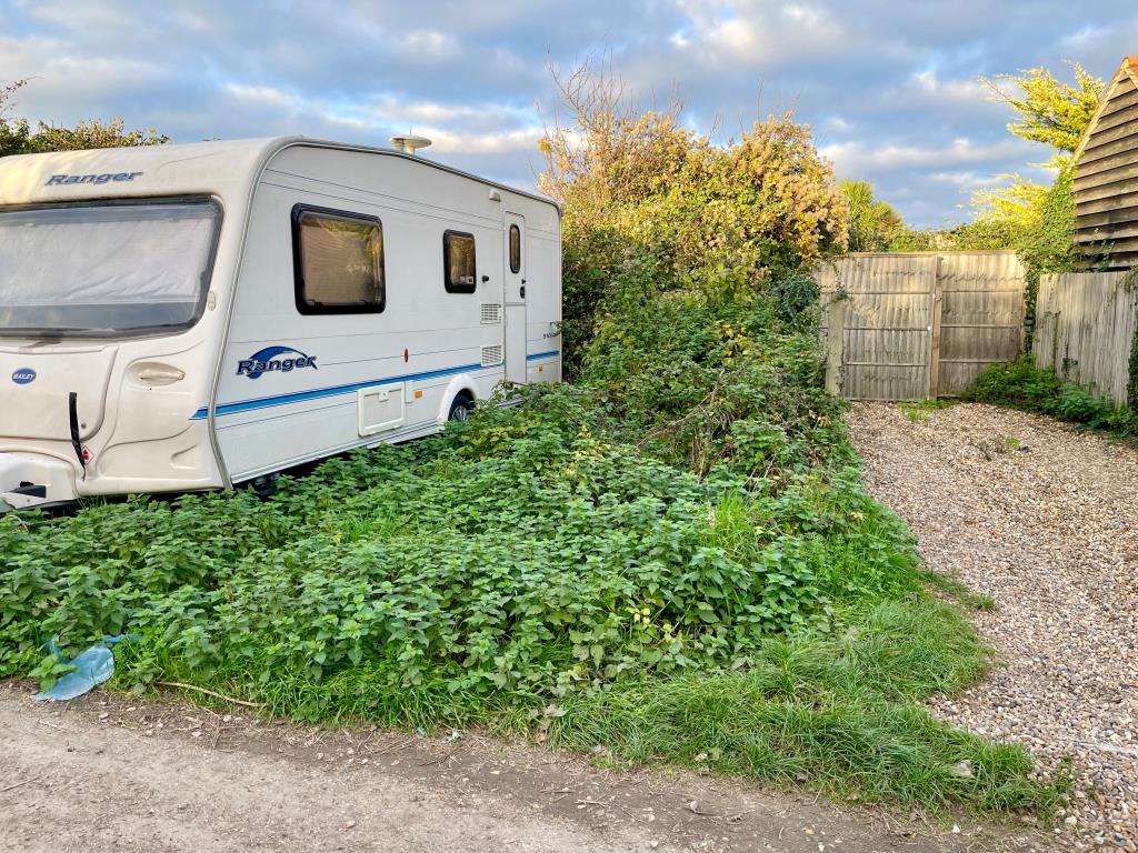 Lot: 22 - TWO-BEDROOM HOUSE FOR REFURBISHMENT - Parking